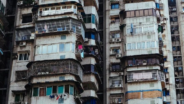 Devido à densidade de prédios, a maior parte das pessoas vivem em apartamentos como os desse registro por Nick Turner / Wikimedia Commons