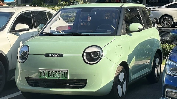 Em 2026, a montadora Changan, sediada em Chongqing, recebeu licenças L4 para testes totalmente sem motorista em áreas da cidade, reforçando essa imagem futurista