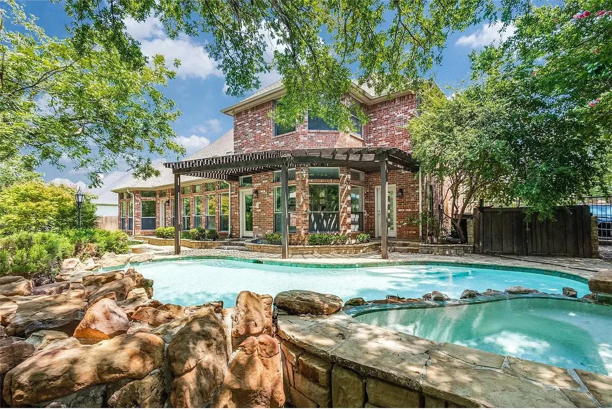 Imóvel localizado em Southlake, no Texas, possui estrutura de alto padrão e área de lazer com piscina