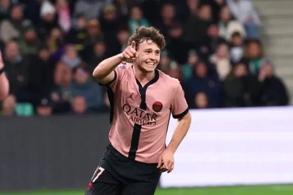 João Neves, do PSG, está avaliado em 111 milhões de euros e confirma o investimento do clube francês em jogadores jovens e de alto potencial.
 por Divulgação/PSG