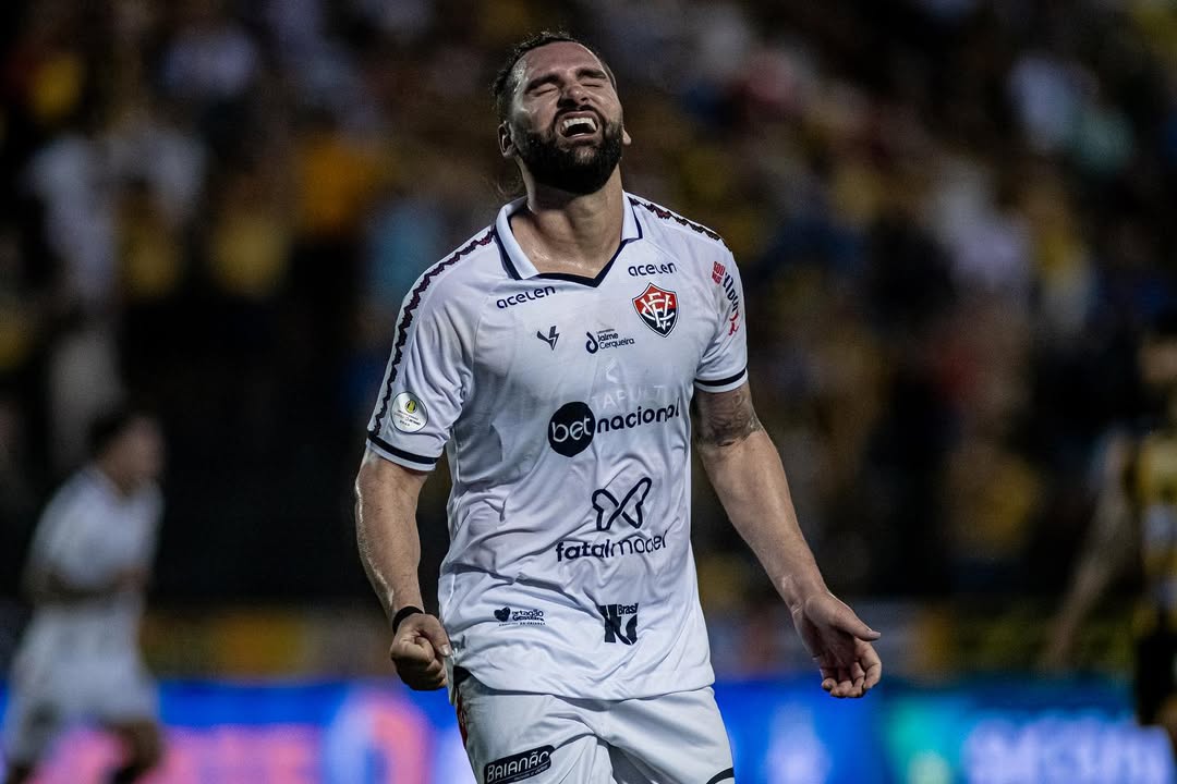 Léo Gamalho pelo Vitória por Victor Ferreira/E. C. Vitória