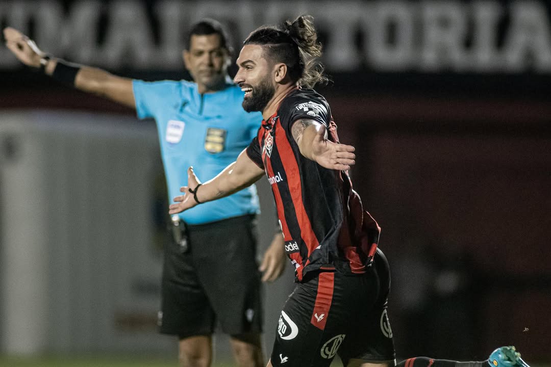 Léo Gamalho pelo Vitória por Victor Ferreira/E. C. Vitória