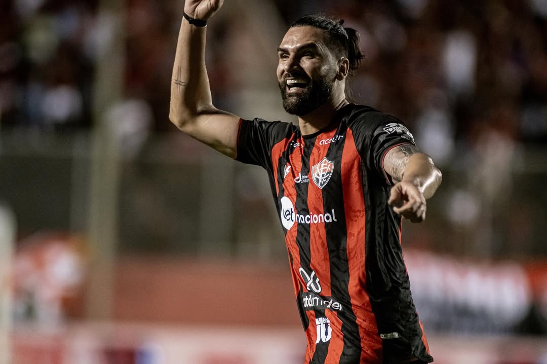 Léo Gamalho pelo Vitória por Victor Ferreira/E. C. Vitória