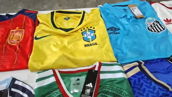 Mais de 120 mil camisas apreendidas por Divulgação