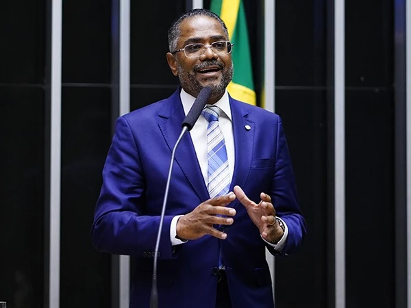 Marcio Marinho  por Cãmara