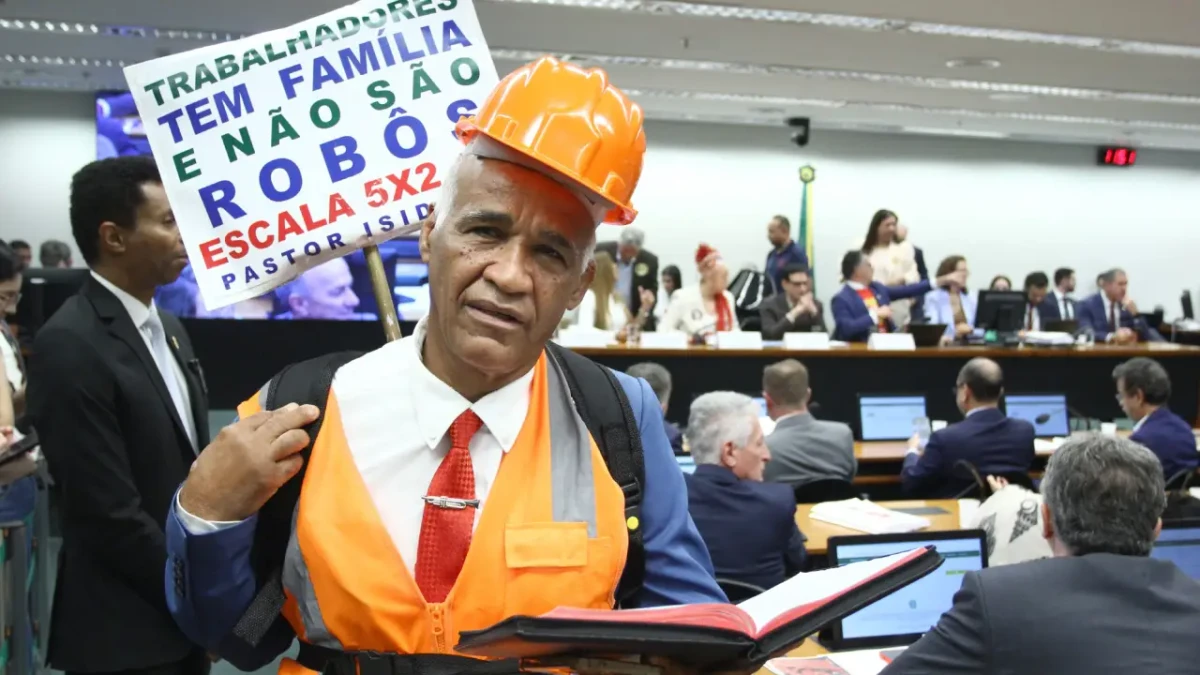 O deputado federal Pastor Sargento Isidório (Avante-BA) durante votação