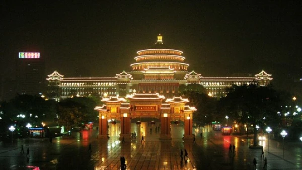 O Grande Salão do Povo de Chongqing é um dos marcos arquitetônicos da cidade, mesclando a arquitetura tradicional chinesa com características futurísticas e ocidentais por en:User:Harveychl / Wikimedia Commons