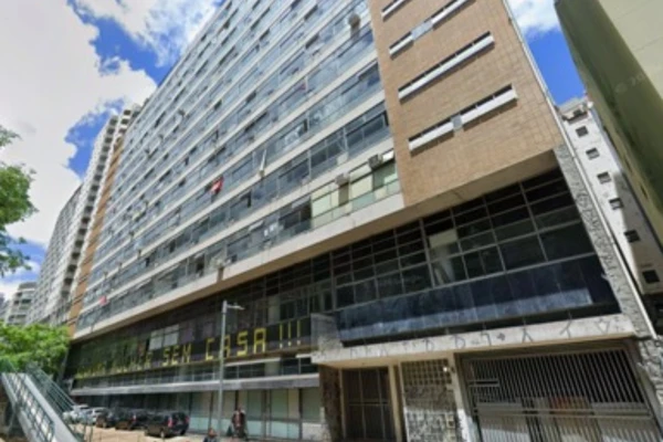 O prédio de 11 pavimentos na Avenida 9 de Julho, em São Paulo, já foi utilizado pelo Ministério da Saúde e está ocupado por 80 famílias desde 2023