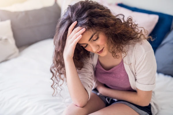 Essas células respondem às variações hormonais do ciclo menstrual, podendo causar inflamação, dor e a formação de tecido cicatricial (aderências) por Shutterstock