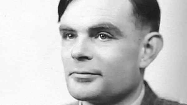 O Teste de Turing, proposto em 1950, inspirou a ideia de diferenciar respostas humanas e de máquinas por Elliott & Fry / Wikimedia Commons