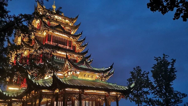 Pavilhão Hong'en à noite