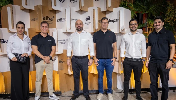 Porsche Center Salvador: Renata Andrade, Eduardo Brandão, Tiago Andrade, Frederico Rehem, Elvis Mascarenhas e Átila Carneiro por Renata Marques