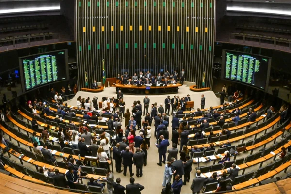 Proposta que reduz jornada de trabalho foi aprovada pela Câmara nesta quarta-feira (27)