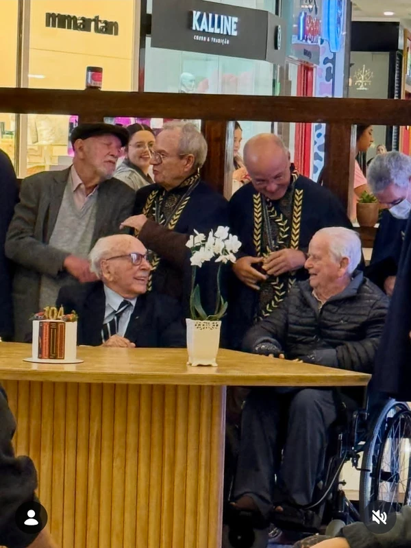 Quem é o brasileiro de 104 anos reconhecido como o escritor mais velho do mundo por Reprodução