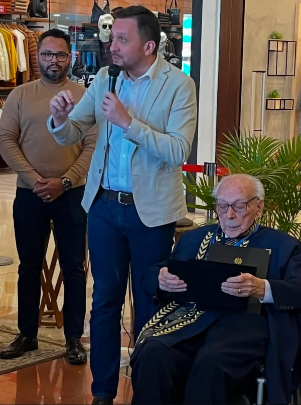 Quem é o brasileiro de 104 anos reconhecido como o escritor mais velho do mundo por Reprodução
