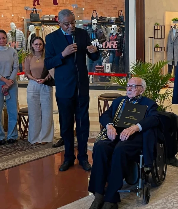 Quem é o brasileiro de 104 anos reconhecido como o escritor mais velho do mundo por Reprodução