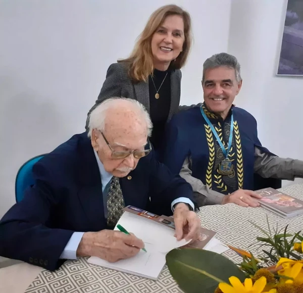 Quem é o brasileiro de 104 anos reconhecido como o escritor mais velho do mundo por Reprodução