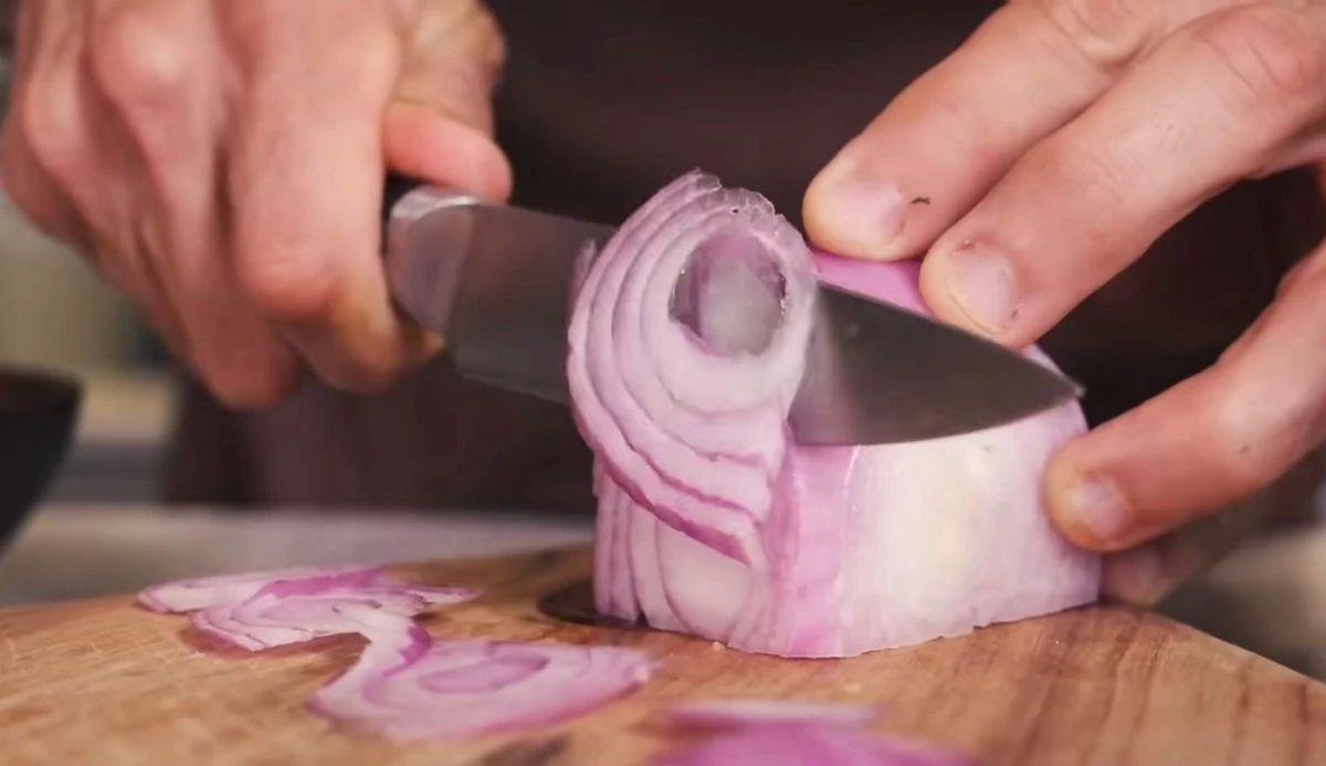 Receita de salada árabe: cebola roxa por Reprodução/Youtube