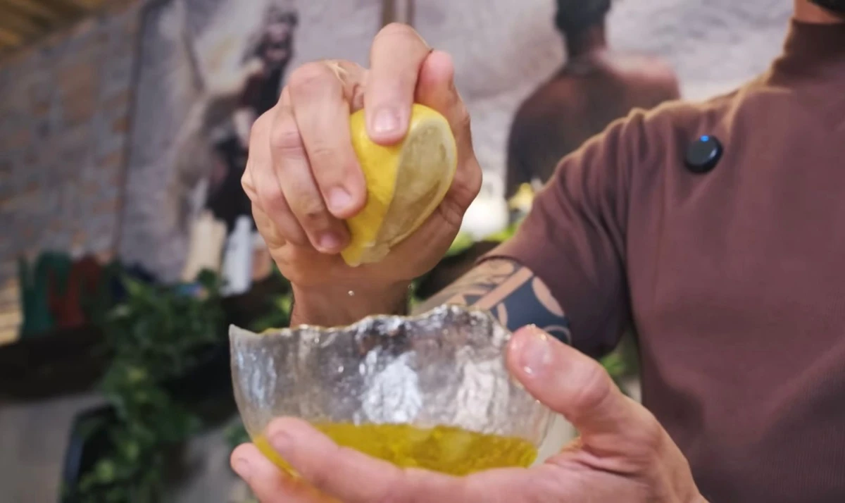 Receita de salada árabe: molho de salada por Reprodução/Youtube
