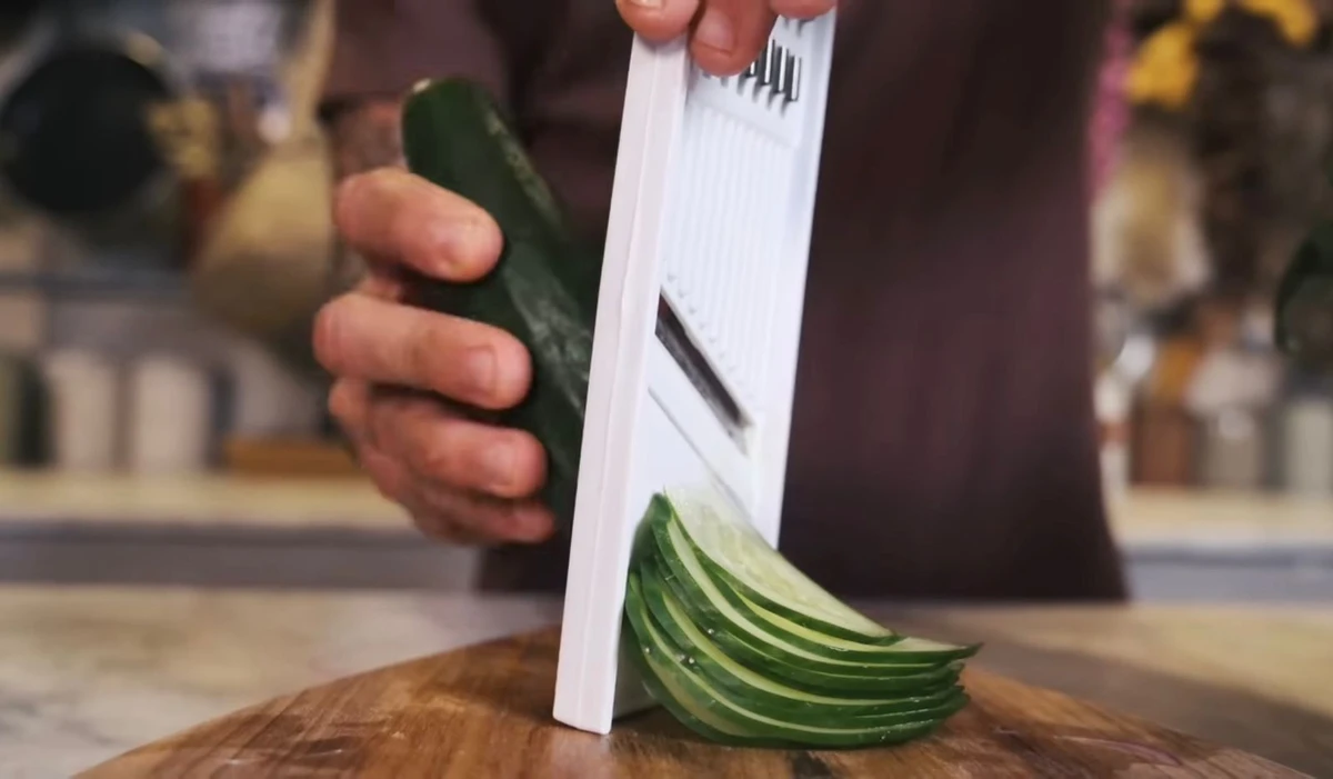 Receita de salada árabe: pepino por Reprodução/Youtube