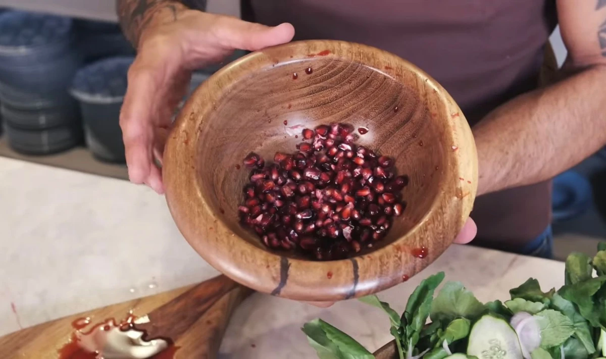 Receita de salada árabe: romã por Reprodução/Youtube