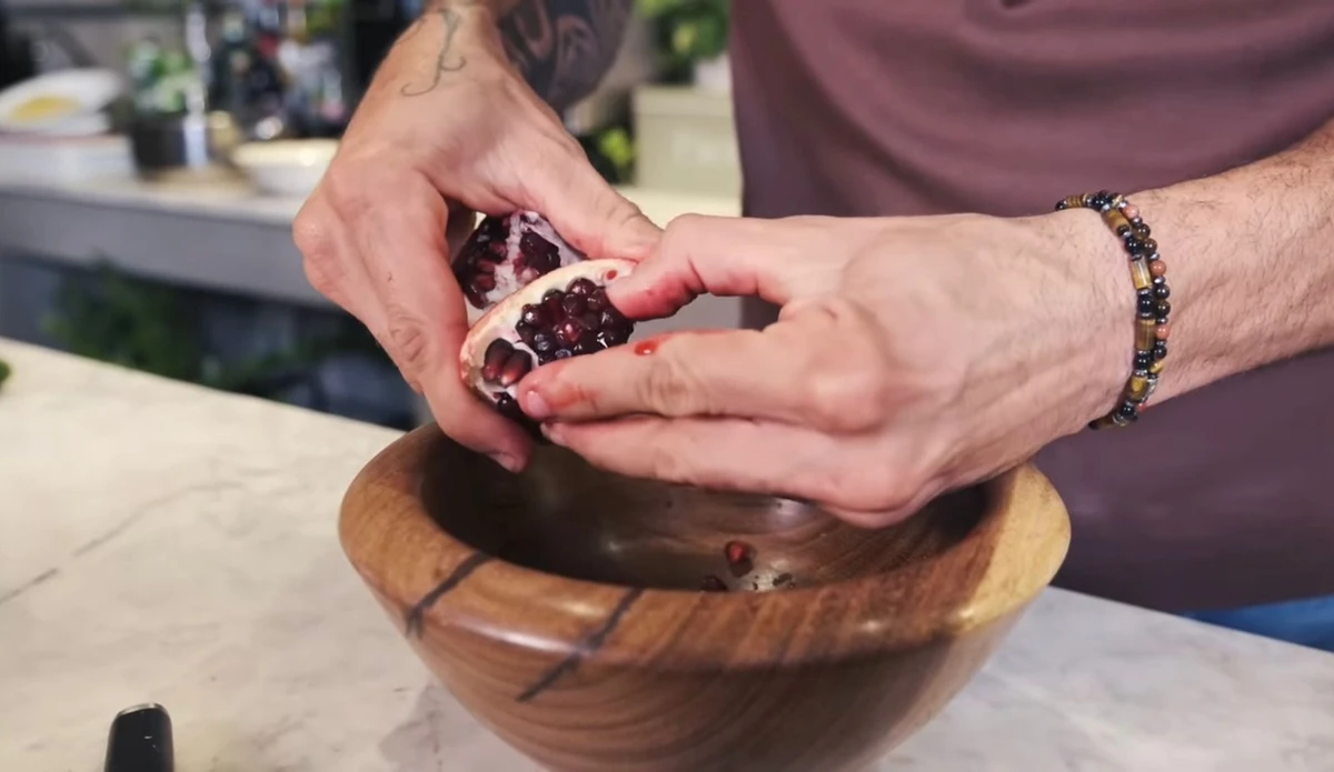 Receita de salada árabe: romã por Reprodução/Youtube
