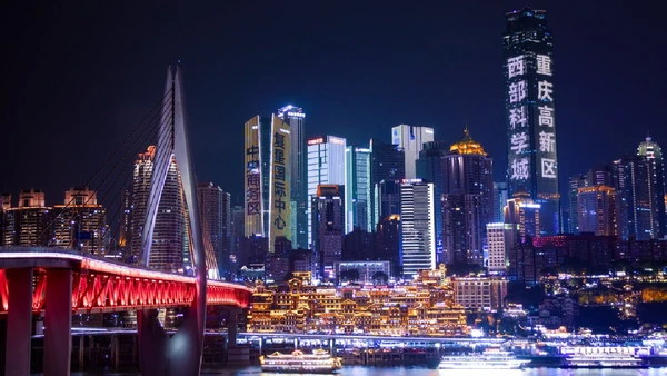 Skyline da cidade noturna é marcado pelo Zishui Xiaodeng, as 