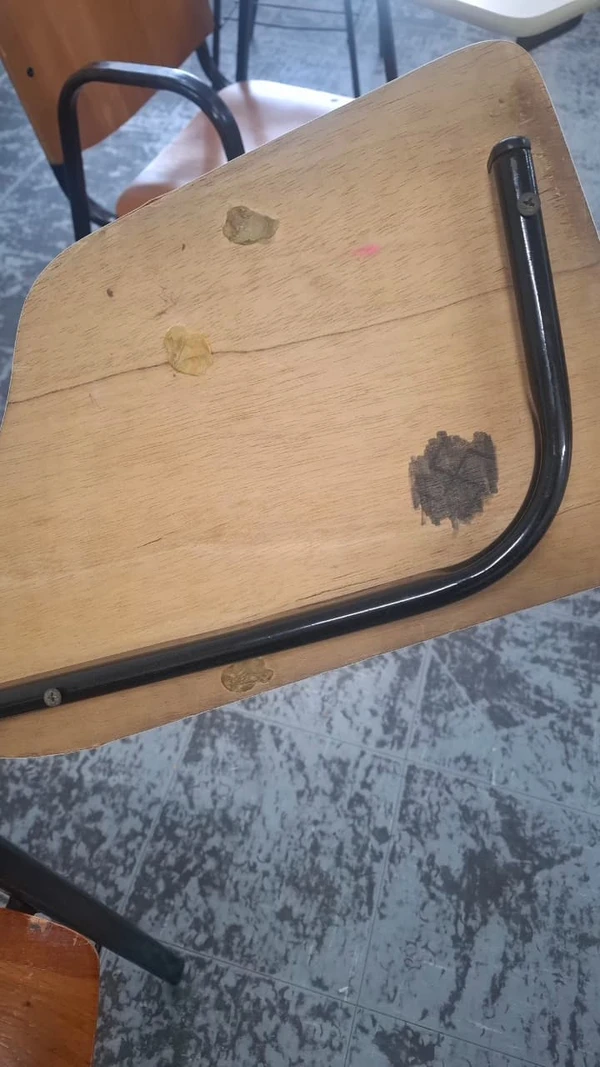 Suásticas foram desenhadas em cadeira e parede da Escola de Música por Reprodução 