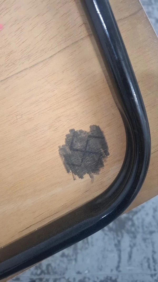 Suásticas foram desenhadas em cadeira e parede da Escola de Música por Reprodução 