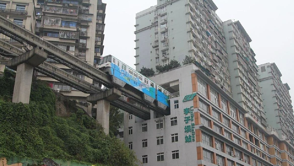 Trem da linha 2 atravessando a estação de Liziba