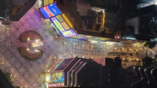 Vista aérea do Jiefangbei Square por Renek78 / Wikimedia Commons