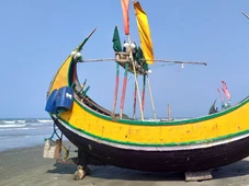 Imagem - Barco em formato de Lua navega em zigue-zague, ignora ondas gigantes e vira salvação de pescadores