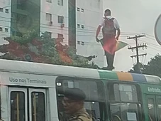 Imagem - Rodoviário entra em surto e sobe no teto de ônibus em Salvador