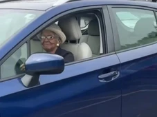 Imagem - Idosa de 108 anos renova carteira de motorista e poderá dirigir legalmente até os 115