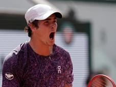 Imagem - João Fonseca faz história e vence Djokovic em Roland Garros