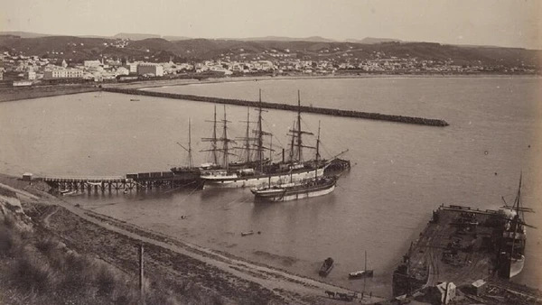 A cidade teve que se reinventar após uma falência generalizada no século 19 e 20, a saída foi uma volta ao passado, baseada em nostalgia e mirando no turismo por Frank Arnold Coxhead / Wikimedia Commons
