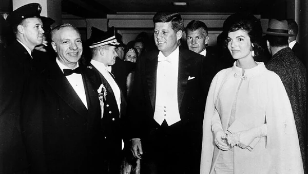 Além disso, existem evidências de o cantor ter servido como ponte entre o submundo do crime organizado e o Partido Democrata nas eleições de 1960 por Abbie Rowe / Wikimedia Commons