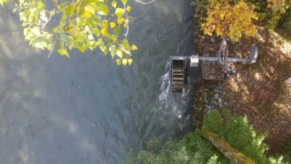 Aposentado constrói usina hidrelétrica no quintal e gera sua própria energia com a força do rio por Reprodução/YouTube