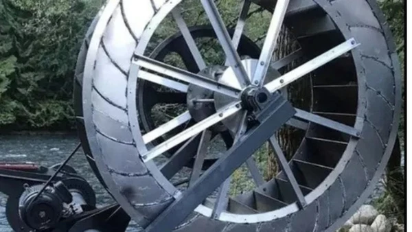 Aposentado constrói usina hidrelétrica no quintal e gera sua própria energia com a força do rio por Reprodução/YouTube