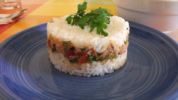 Arroz tapado, do Peru, alterna camadas de arroz com recheio de carne moída, legumes, ovos e azeitonas por MiguelAlanCS / Wikimedia Commons