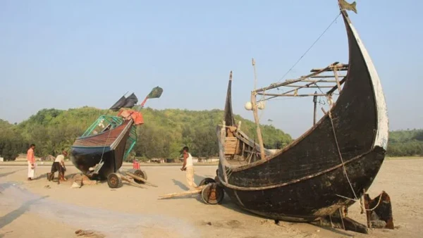 O formato arqueado ajuda a atravessar a arrebentação, reduzindo o impacto direto das ondas na estrutura do barco  por Masum-al-Hasan Rocky/Wikimedia Commons