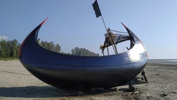 Feito com madeira, bambu e fibras naturais, o moon boat combina tradição artesanal e adaptações simples, como motores  por Masum-al-Hasan Rocky/Wikimedia Commons