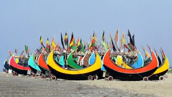 Barco em formato de Lua navega em zigue-zague por Masum-al-Hasan Rocky/Wikimedia Commons