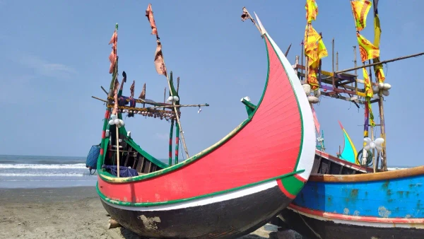 Barco em formato de Lua  ignora mares revoltos  por Masum-al-Hasan Rocky/Wikimedia Commons