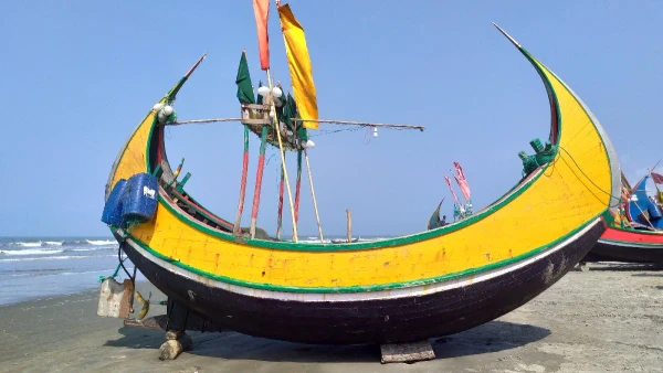  O moon boat é uma embarcação artesanal com casco curvado em forma de lua crescente, criada para enfrentar mares desafiadores 