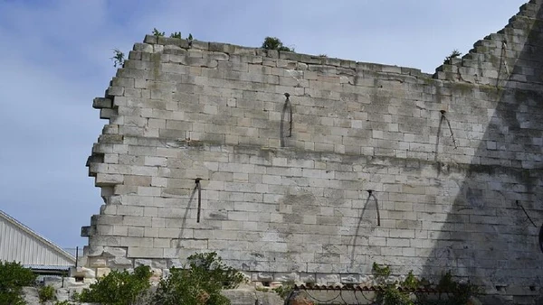 Boa parte das construções é feita de pedra, que era mais barata na ilha por Wendy Mann / Wikimedia Commons