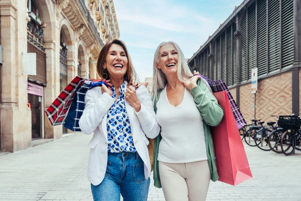 Como uma oferta conversa com mulheres 50+, com a economia prateada e com uma demanda real por saúde, bem-estar e longevidade?