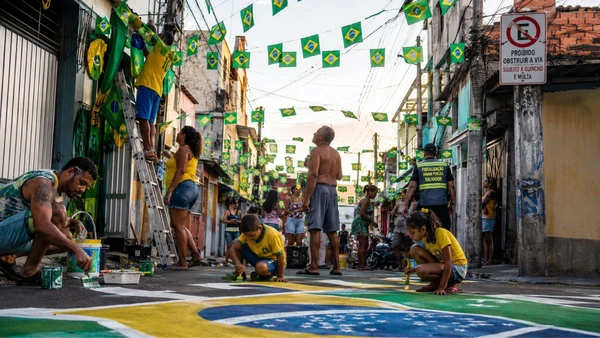 Moradores enfeitam ruas para a Copa, tradição que exige atenção às regras urbanas.