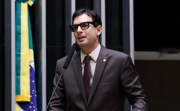 Deputado Leo Prates durante a sessão que decidiu pelo fim da escala 6x1 na Câmara