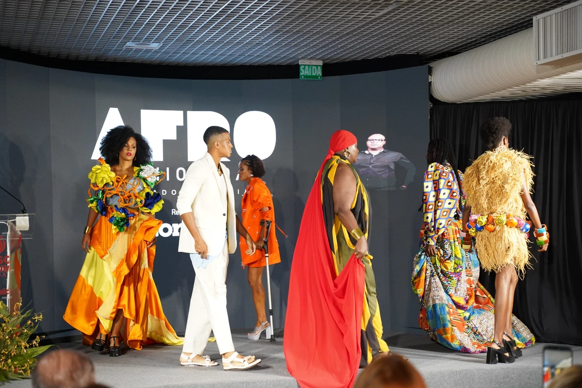 Desfile Afro Fashion Day no ESG Fórum Bahia por Walter Guedes e Erik Salles